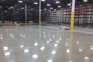 Nave industrial con un pavimento de hormigón pulido con un acabado abrillantado.