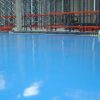 Recubrimiento autonivelante realizado con resina epoxi azul.