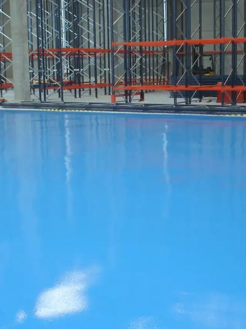 Recubrimiento autonivelante realizado con resina epoxi azul.
