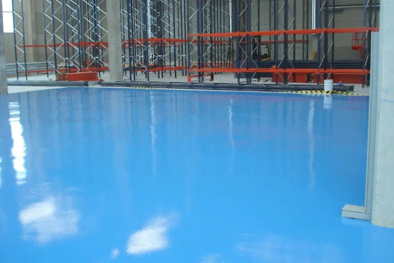 Recubrimiento autonivelante realizado con resina epoxi azul.