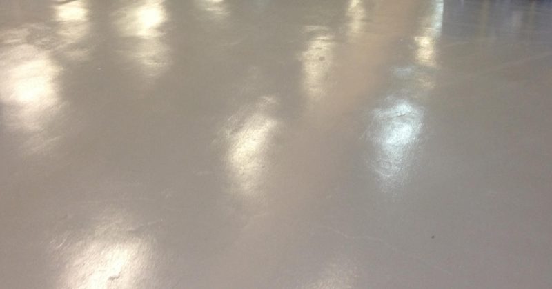 Pavimento pintado con resina epoxi al agua.