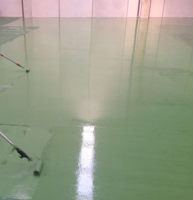 Pintado de un pavimento en color verde con Pintura resina epoxi al agua.