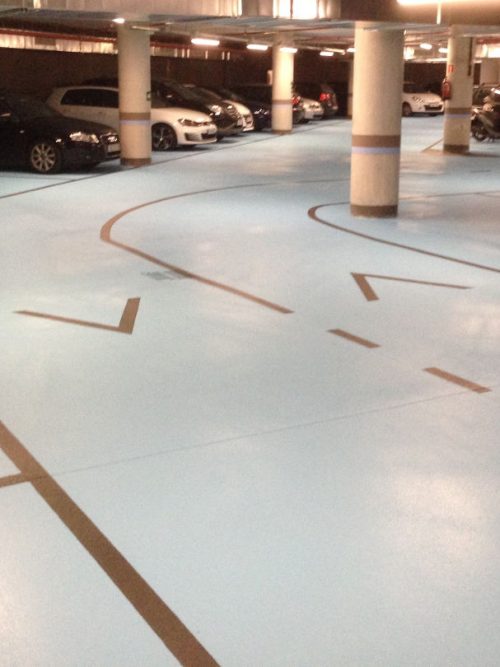 Pavimento para un aparcamiento con un pintado de resina