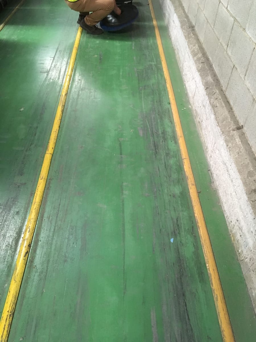 Limpieza técnica de un pavimento de resinas antes