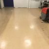 Operario limpiando un suelo industrial mediante una limpieza técnica