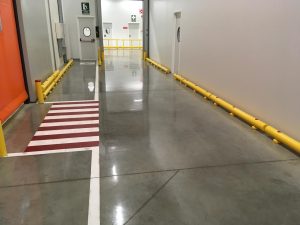 Pavimento de hormigón fratasado con un acabado brillante