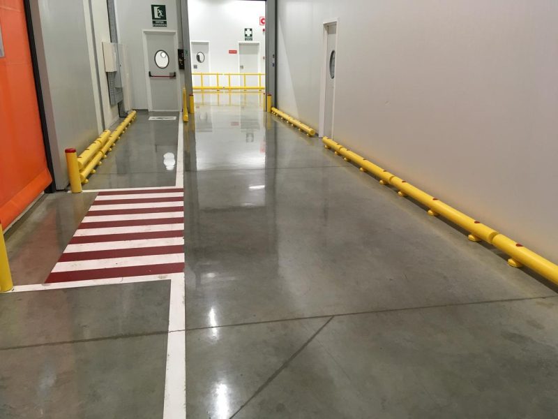 Pavimento de hormigón fratasado con un acabado brillante