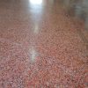 Pavimento limpio después de un tratamiento de limpieza técnica