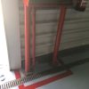 Señalización de una zona con un equipamiento de seguridad en una nave industrial