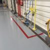 Señalización de una zona con un equipamiento de seguridad en una nave industrial