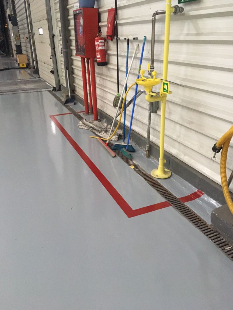 Señalización de una zona con un equipamiento de seguridad en una nave industrial
