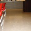 Pavimento de hormigón pulido y abrillantado en un bar.