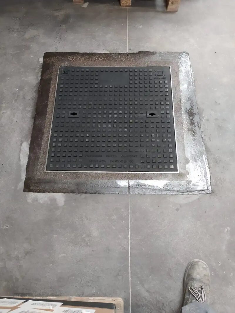 Arqueta de un almacén industrial tras ser reparada