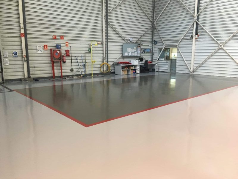 Señalización de un área de trabajo en una nave industrial