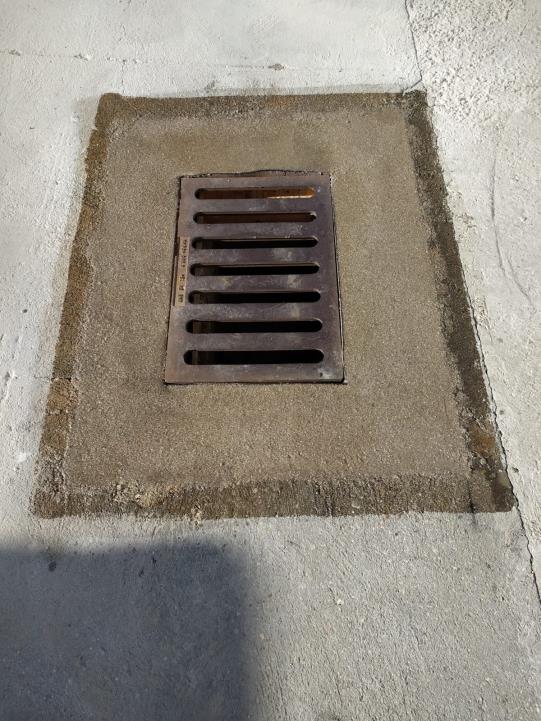 Imbornal reparado con los contornos reparados y nivelados