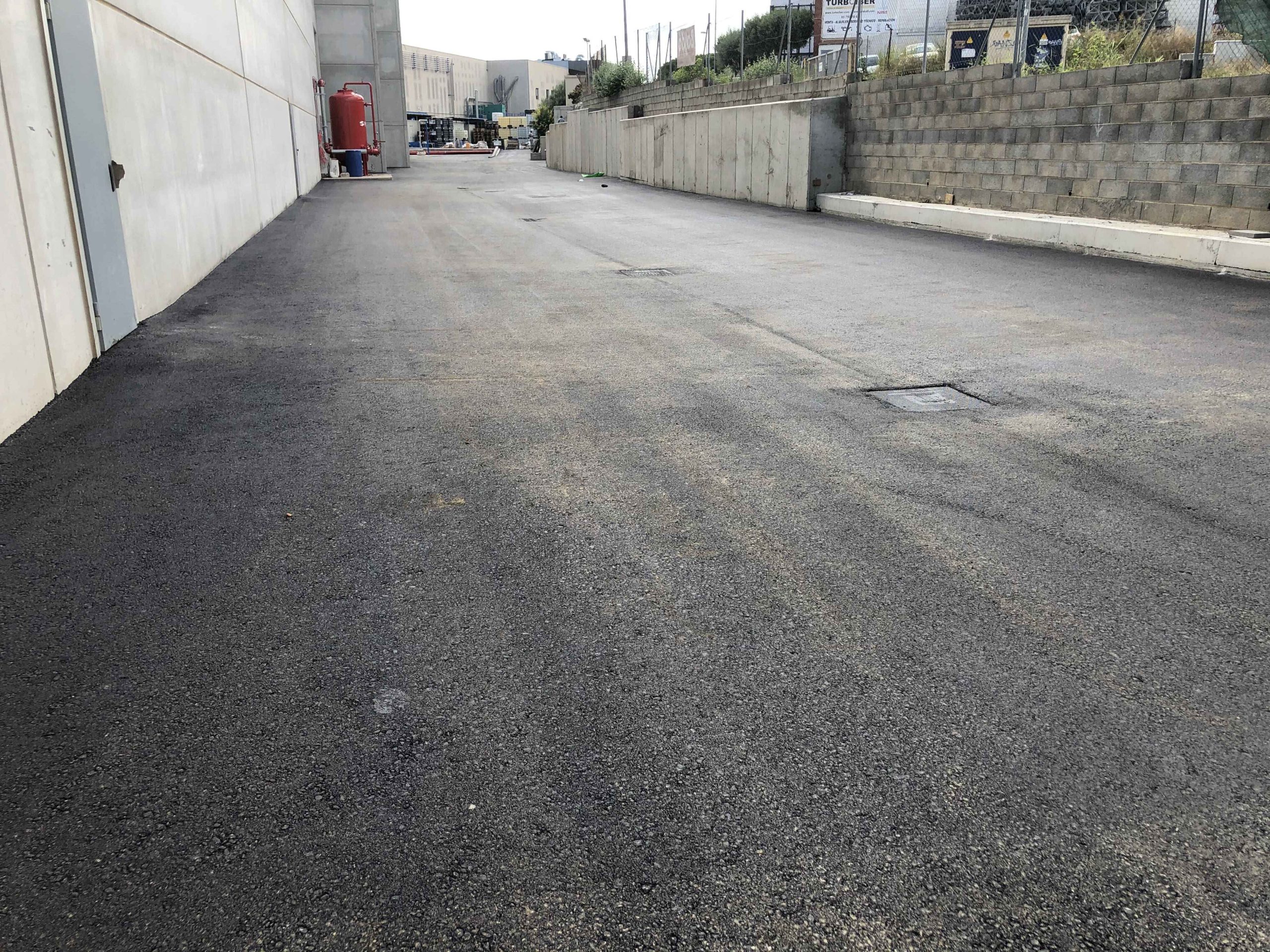 Pavimentación asfáltica exterior para una industria en Granollers