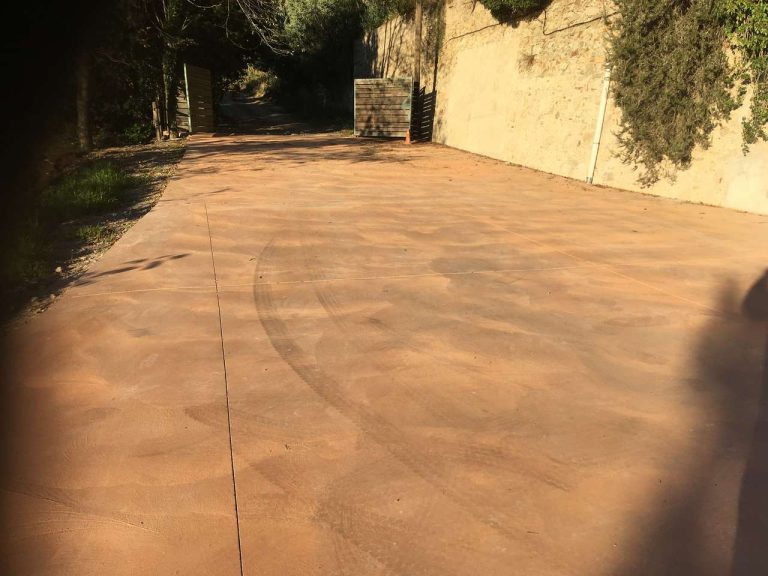 Pavimento de hormigón coloreado para un Parque Natural